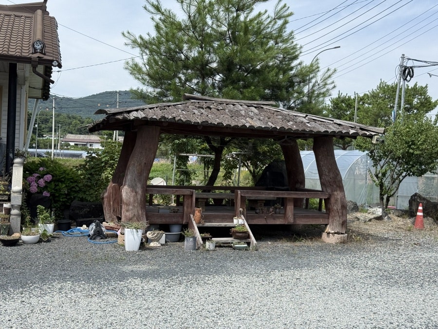 내부 창가 자리 및 보드게임 공간