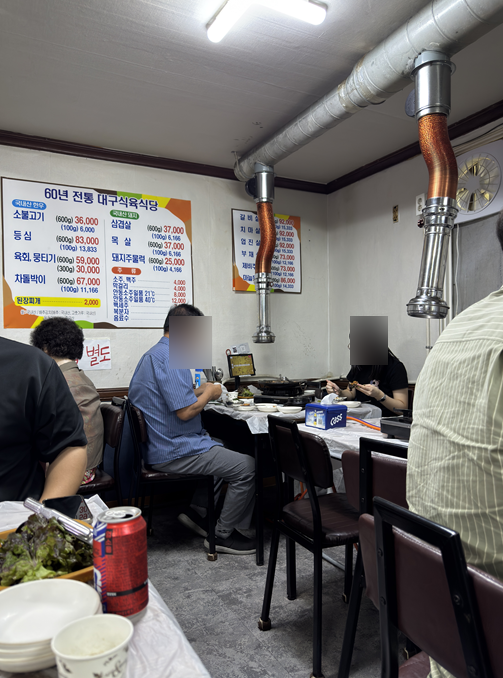 내부 전경과 메뉴판. 방이 두 개뿐이라 식사 시간대엔 자리가 금방 찹니다.