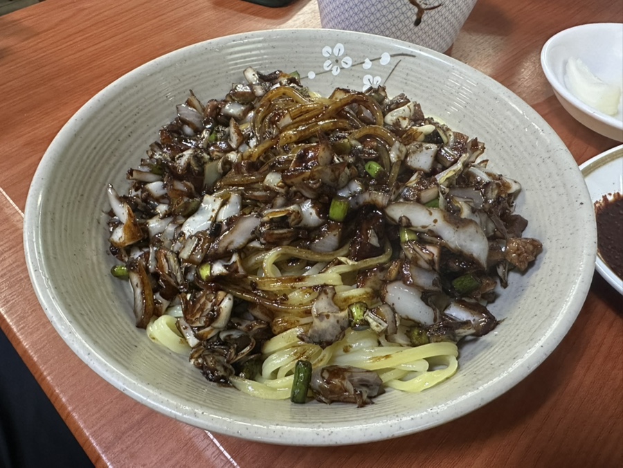 잡채밥. 고슬고슬한 밥에 구수한 잡채가 볶아져 있습니다.