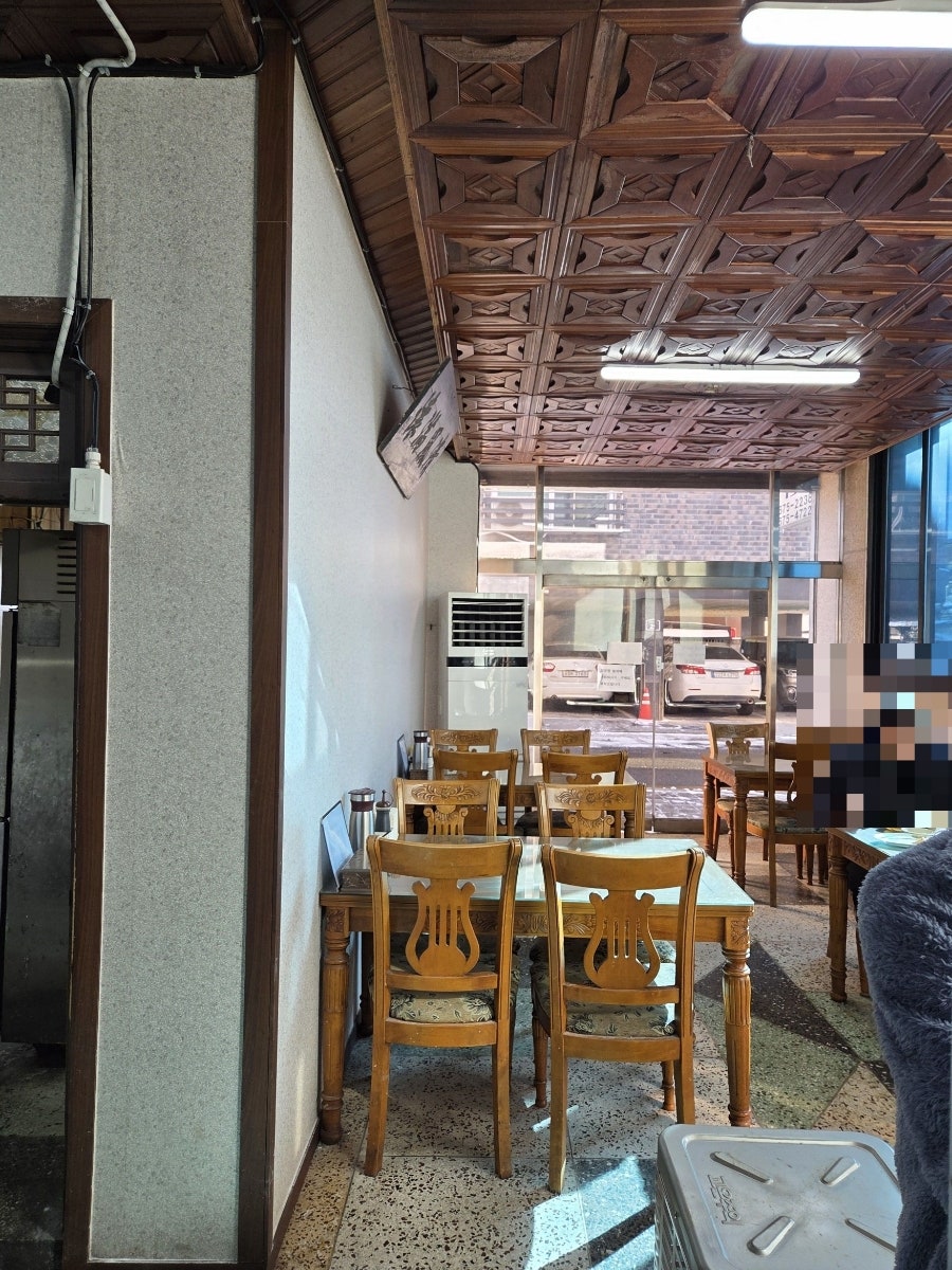 테이블과 공간: 정성스럽게 관리된 오래된 식당