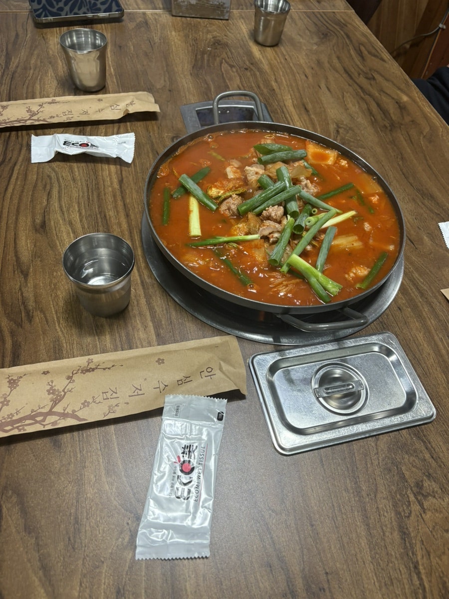 두리찌개 — 적당한 양념과 푸짐한 고기