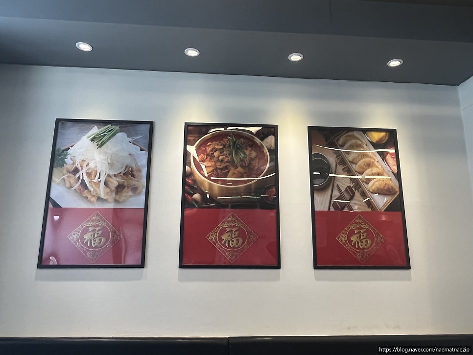 깔끔한 내부 인테리어와 오픈 이벤트 배너.