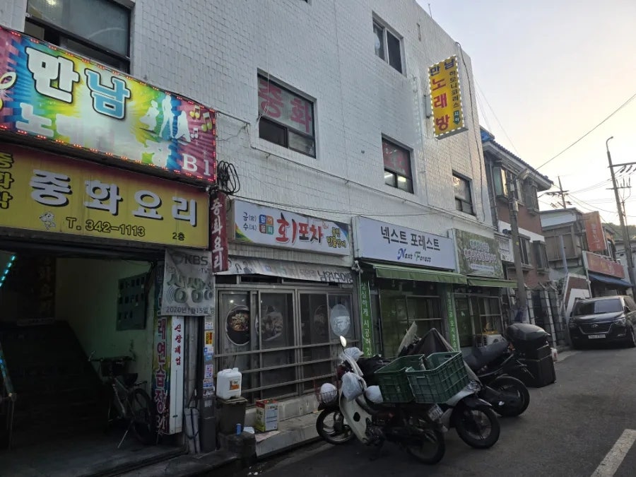 소사본동 거리. 다양한 가게들 중에서 중화각의 위치를 알 수 있습니다.