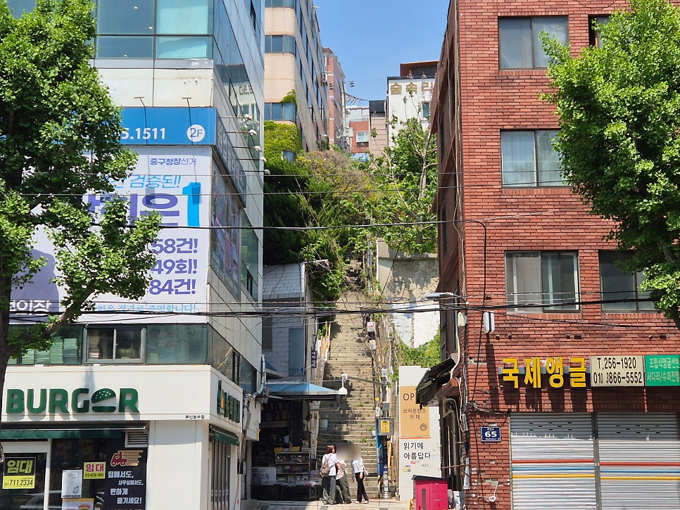 보수동 책방골목 거리. 옥생관이 위치한 국제시장 인근 지역의 오래된 정취가 묻어납니다.