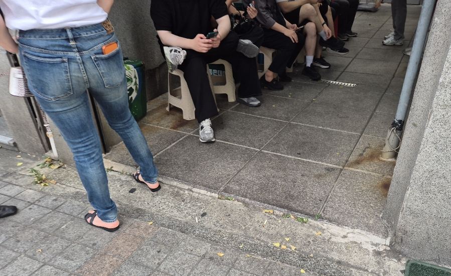 옥생관 앞 웨이팅 모습. 생활의달인 방송 이후 인기가 얼마나 높은지를 보여줍니다.