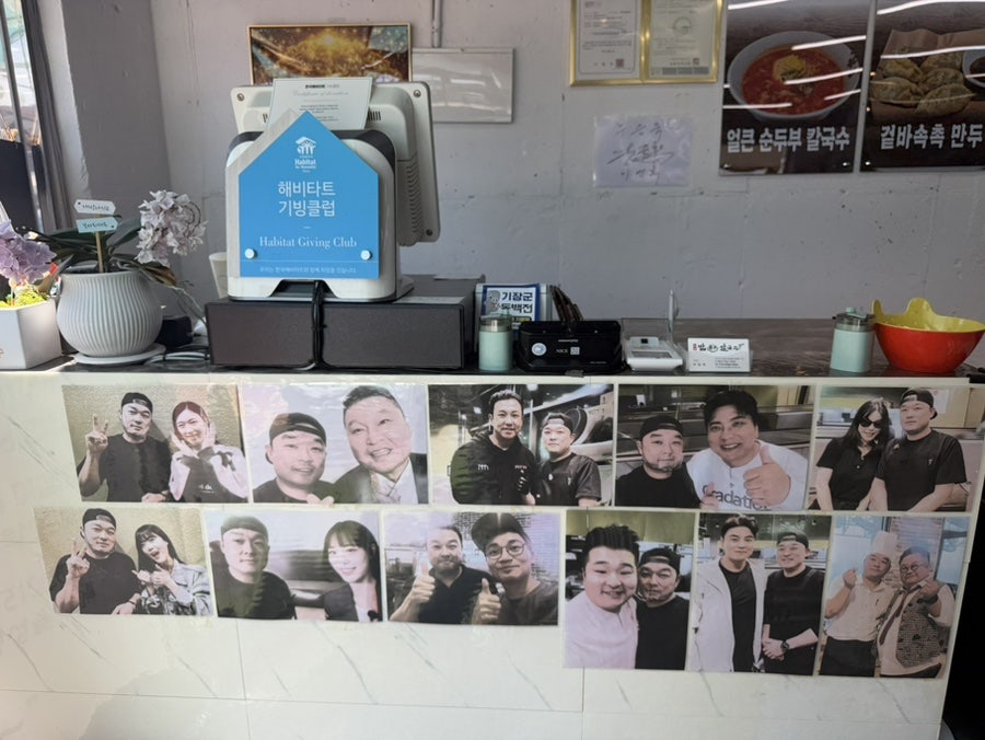매장에 들어서면 보이는 벽면 사진과 메뉴 이미지들