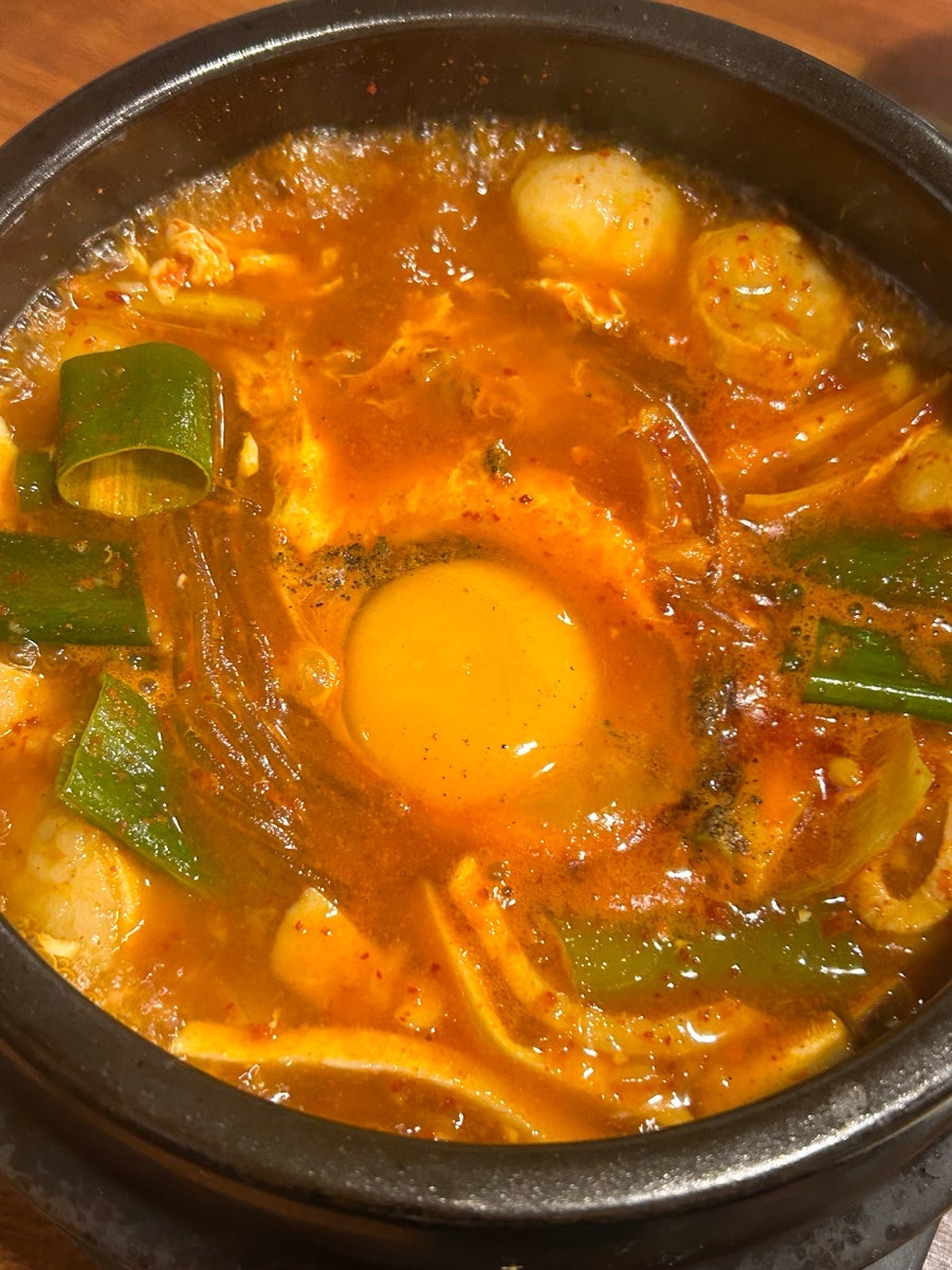 얼큰하게 끓인 곱창순두부찌개. 새우와 달걀이 푸짐하게 들어갑니다.