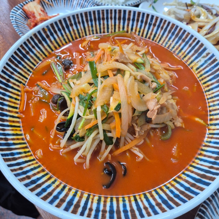 숙주, 애호박, 당근, 목이버섯까지 채소가 푸짐하게 올라간 짬뽕 한 그릇
