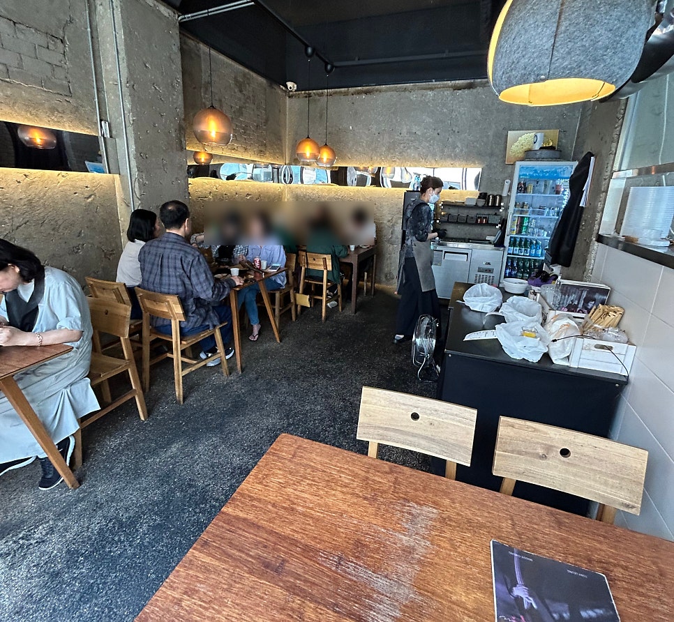 식사 시간대의 홀 풍경. 테이블이 금세 채워지는 편입니다.