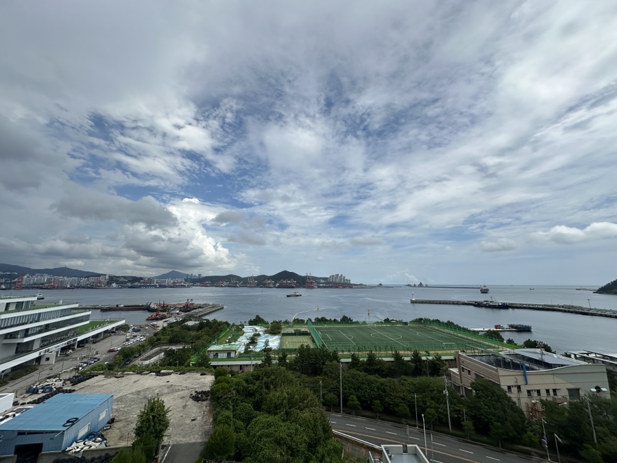 카페385에서 보이는 영도 앞바다