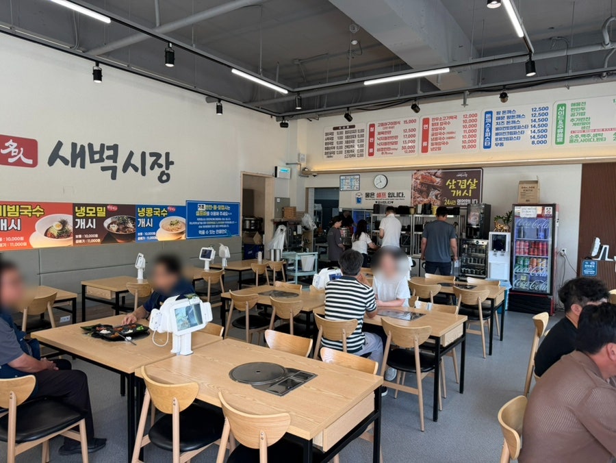 태블릿 주문기가 놓인 매장 내부. 24시간 운영답게 늦은 시간에도 손님들이 앉아 있습니다.