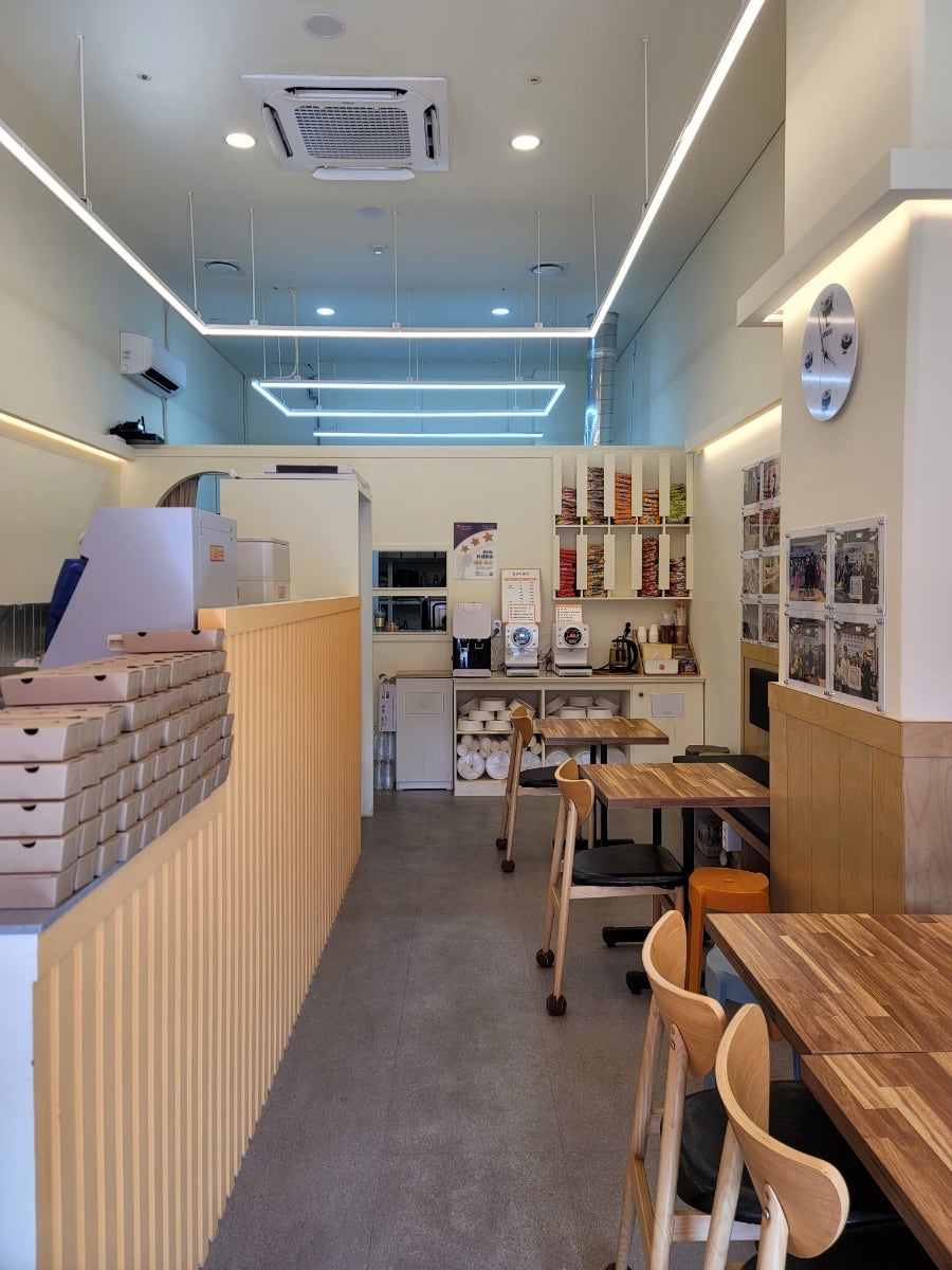 태종대김밥 내부. 포장용 박스가 쌓여 있어 테이크아웃하기에도 편한 구조입니다.