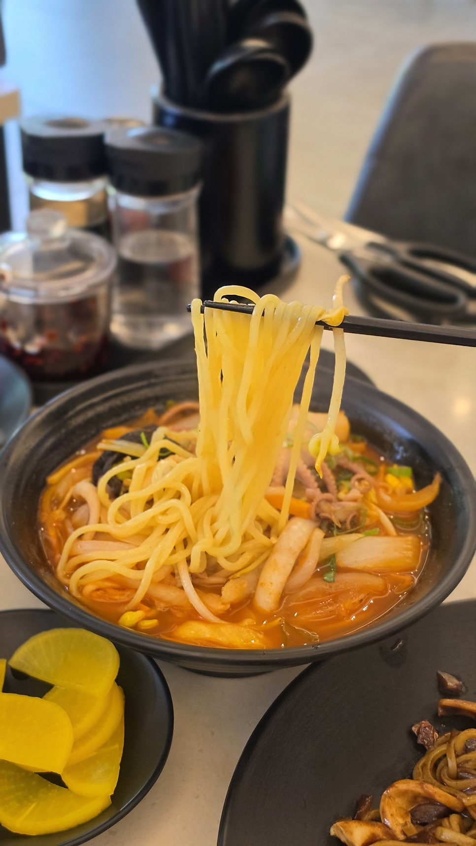 해물이 푸짐하게 들어간 태종대짬뽕의 짬뽕 한 그릇