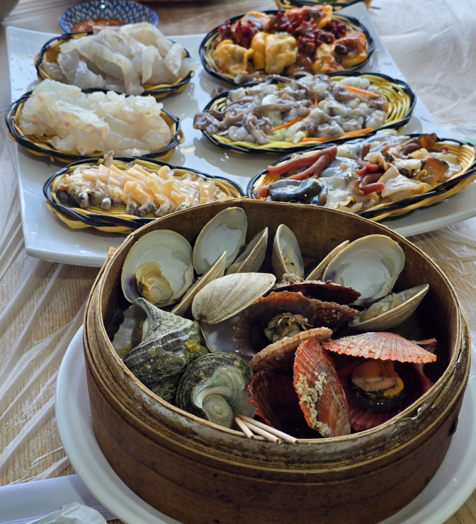 모둠 해산물. 조개, 소라, 가리비 등 다양한 조개류와 회가 한 상 가득 차려집니다.