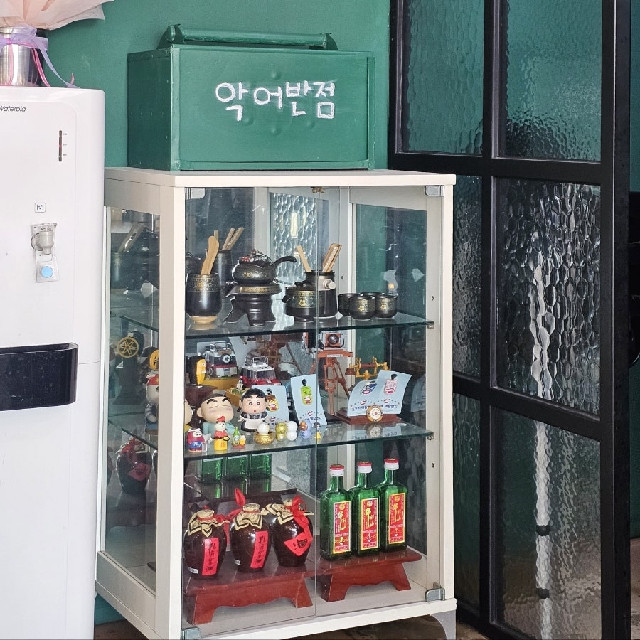 가게의 여러 소품들을 정리한 선반장. 악어반점의 이름처럼 악어 피규어도 눈에 띕니다.