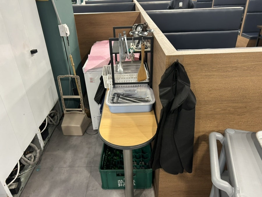 조리도구와 앞치마가 정리된 매장 한편.