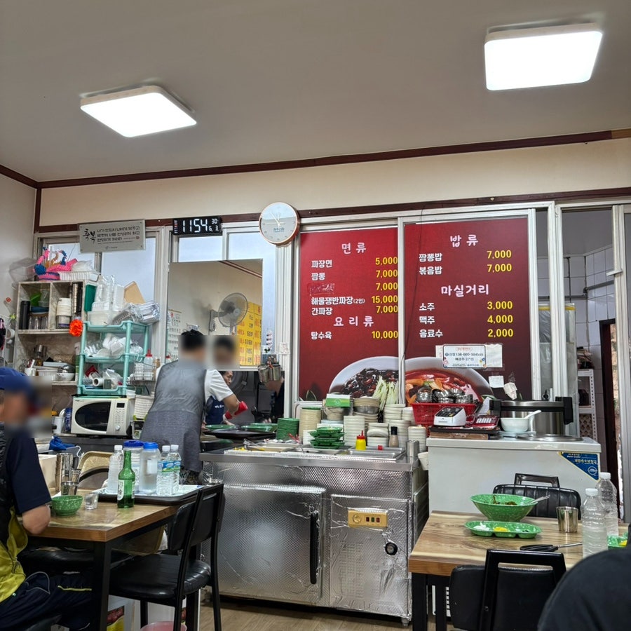 가게 내부 카운터와 메뉴판. 손님들이 편히 주문할 수 있도록 정리된 공간입니다.