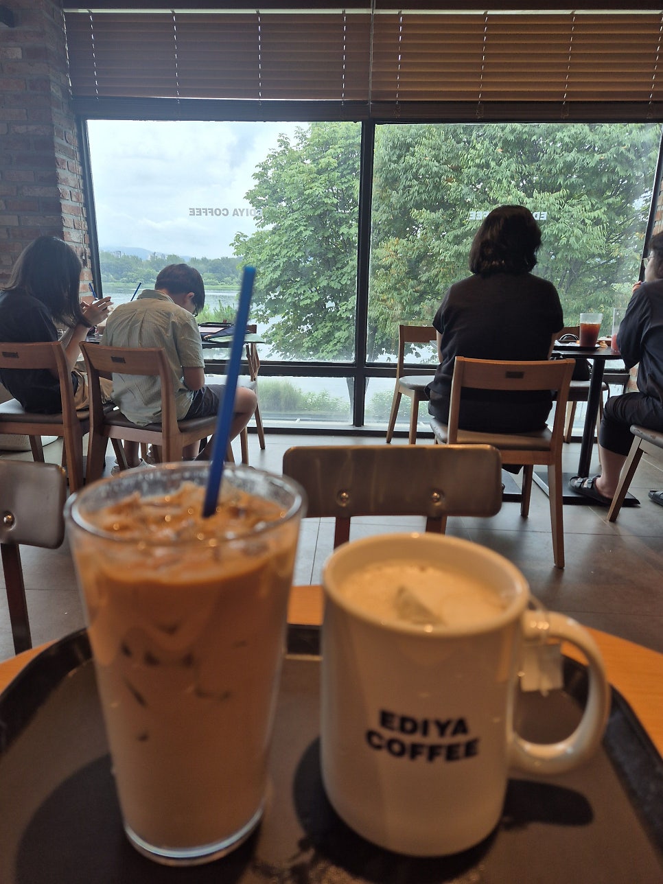 이디야 의암호점 창문