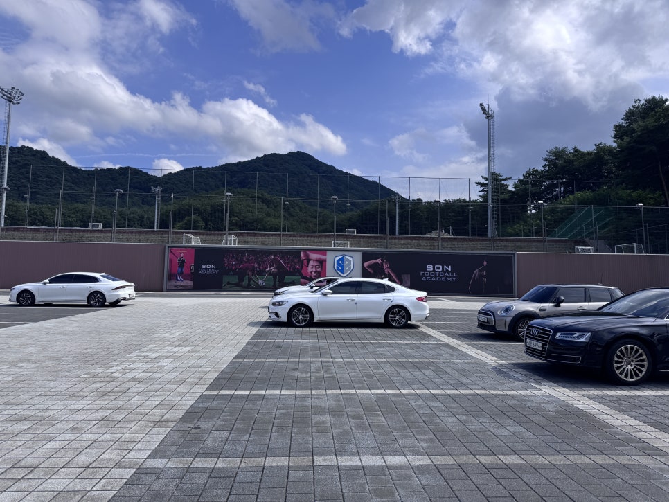 인필드 앞 주차장, 뒤로 보이는 축구장