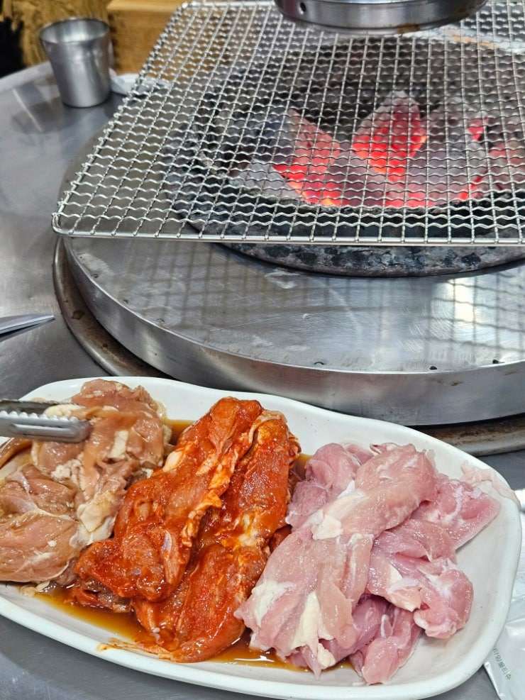 숯불에 구워지는 닭갈비. 숯불 향이 닭고기에 깊게 배습니다.