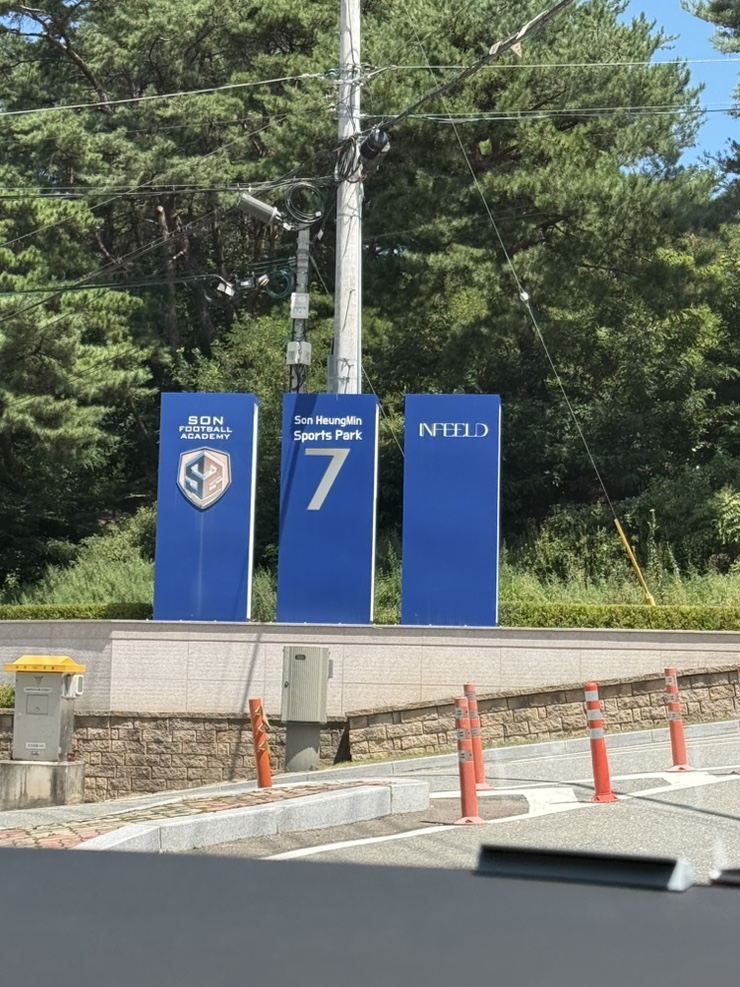 인필드로 가는 길의 안내 표지판
