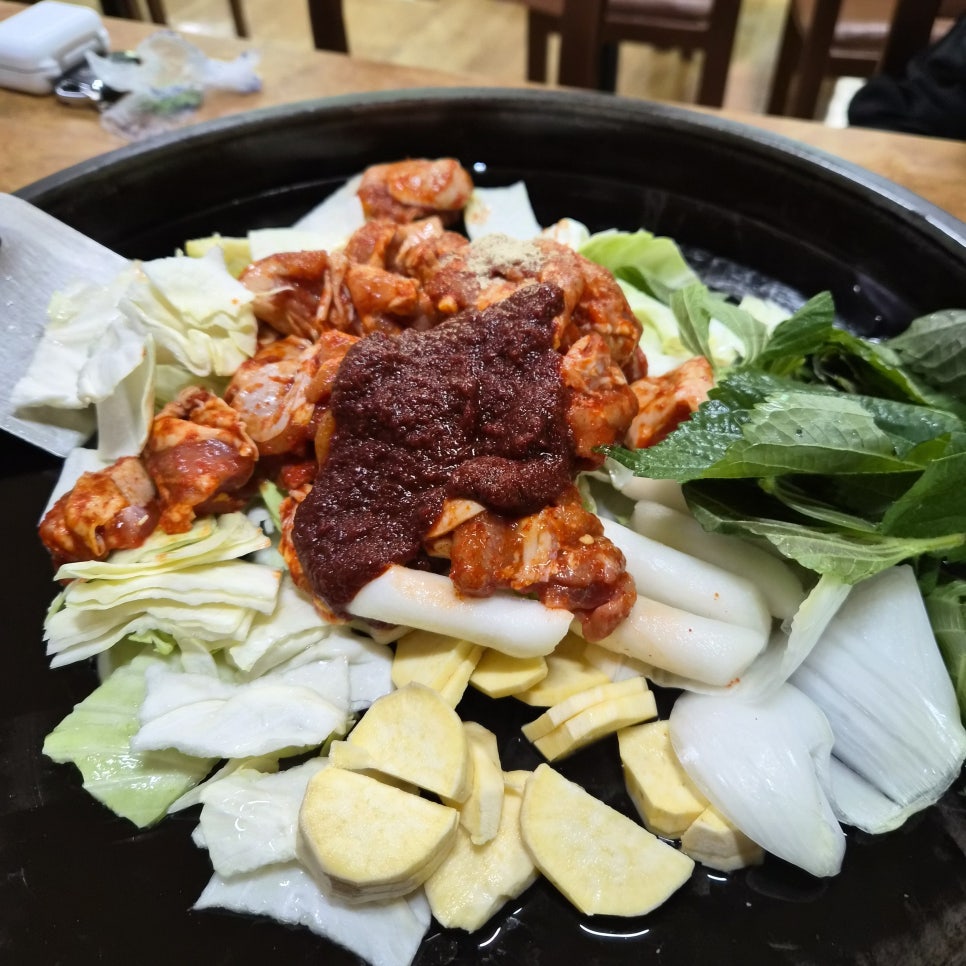춘천 의암호 인근, 등산객이 인정한 가성비 닭갈비 '의암 닭갈비'