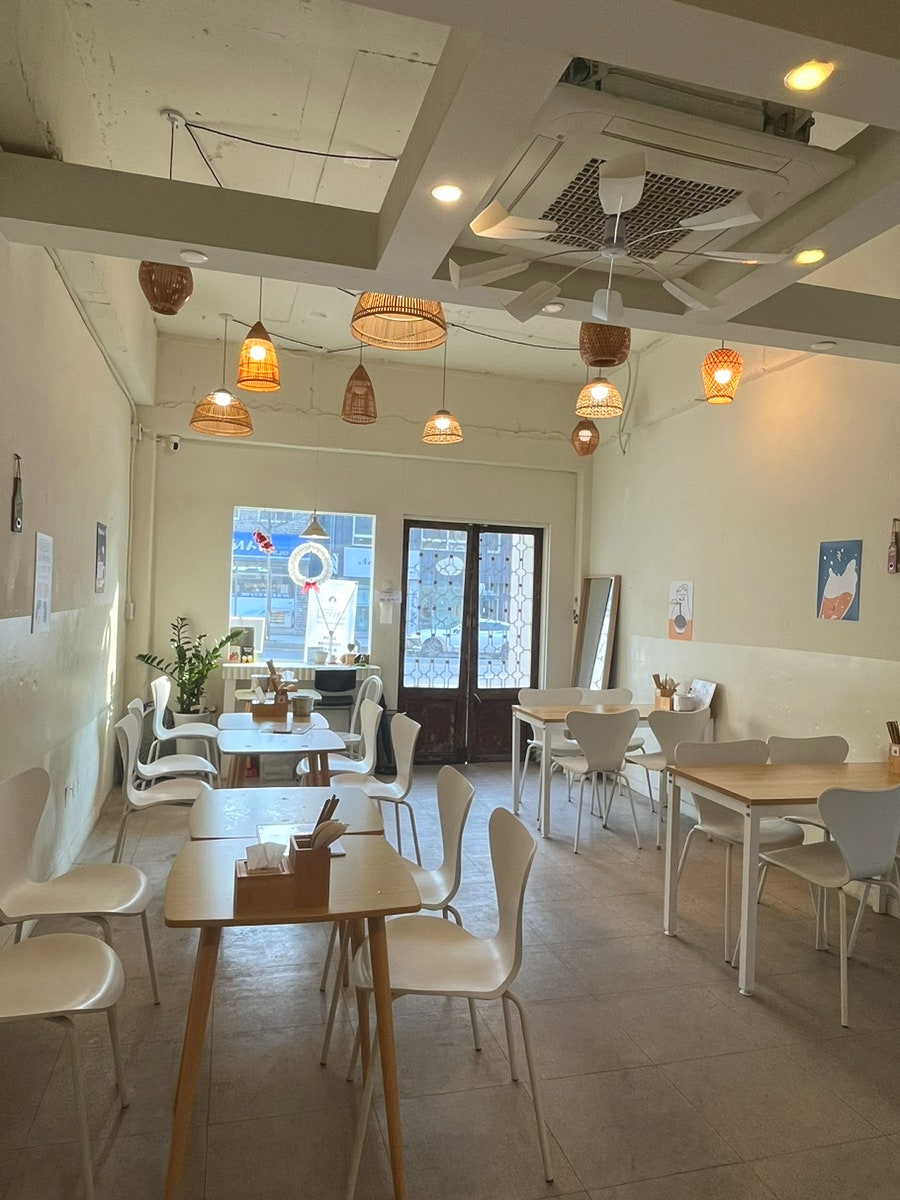 육림객잔 내부. 라탄 조명과 목재 테이블이 어울린 세련된 분위기