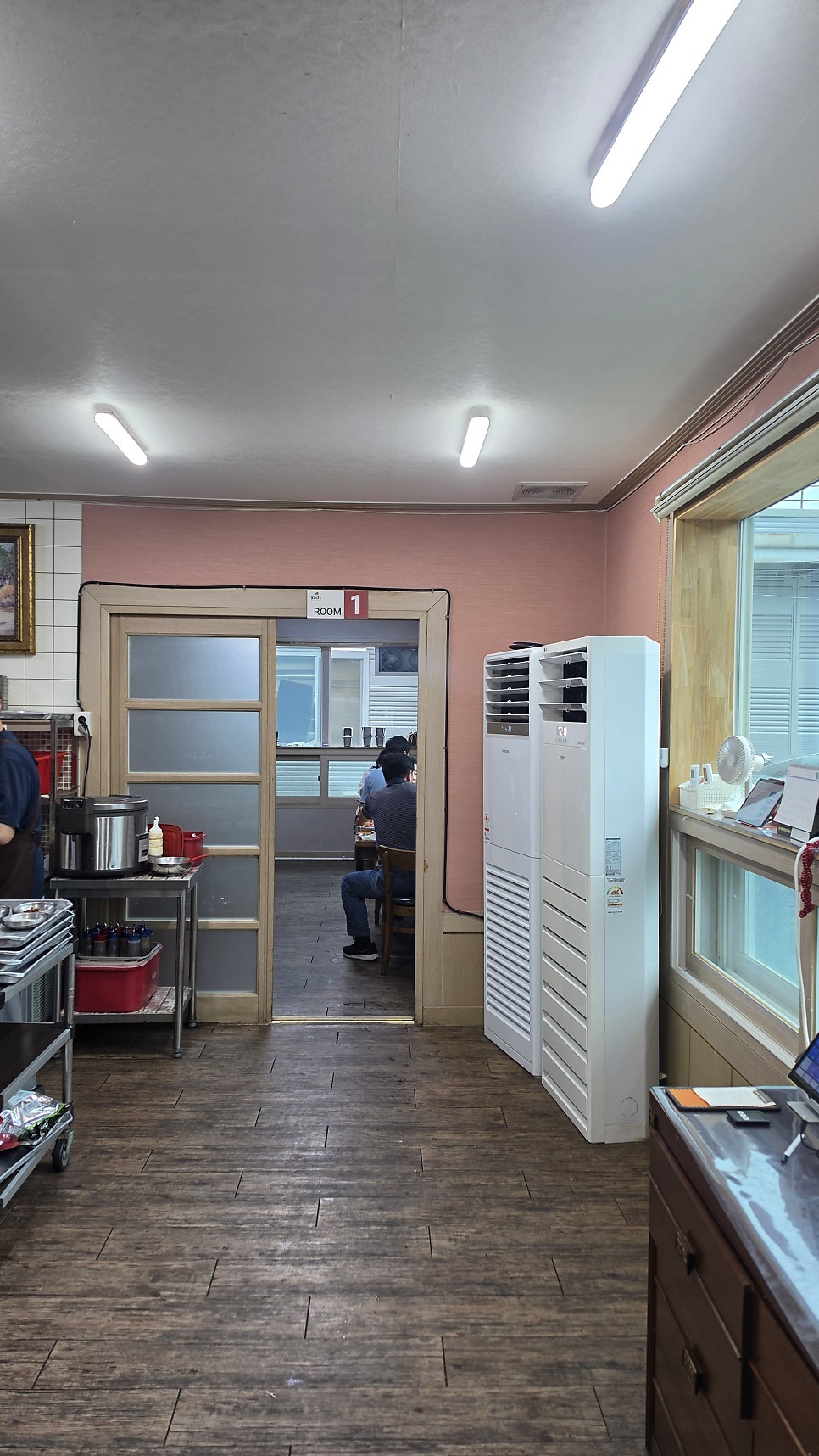 매장 안쪽에는 별도 룸(ROOM)도 있어 여럿이 모이기에도 좋습니다.