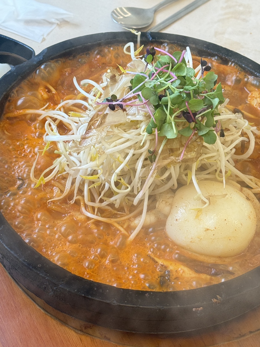 갑오징어돌짬뽕. 신선한 갑오징어와 여러 해물, 채소가 조화롭게 어울린 모습입니다.