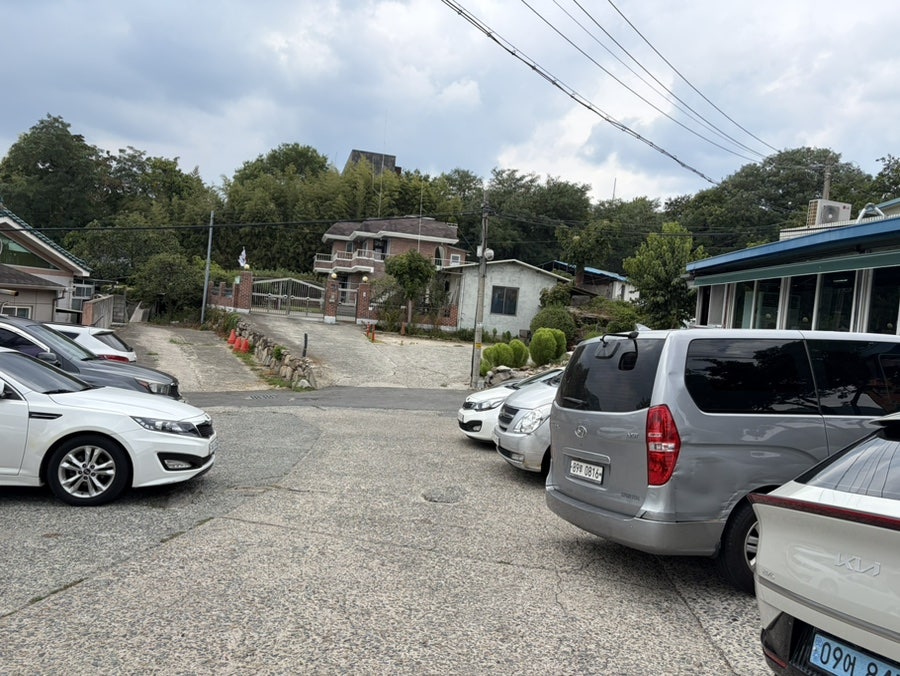 가게 앞 주차 공간. 자리가 없으면 뒤편 주차장도 이용할 수 있습니다.