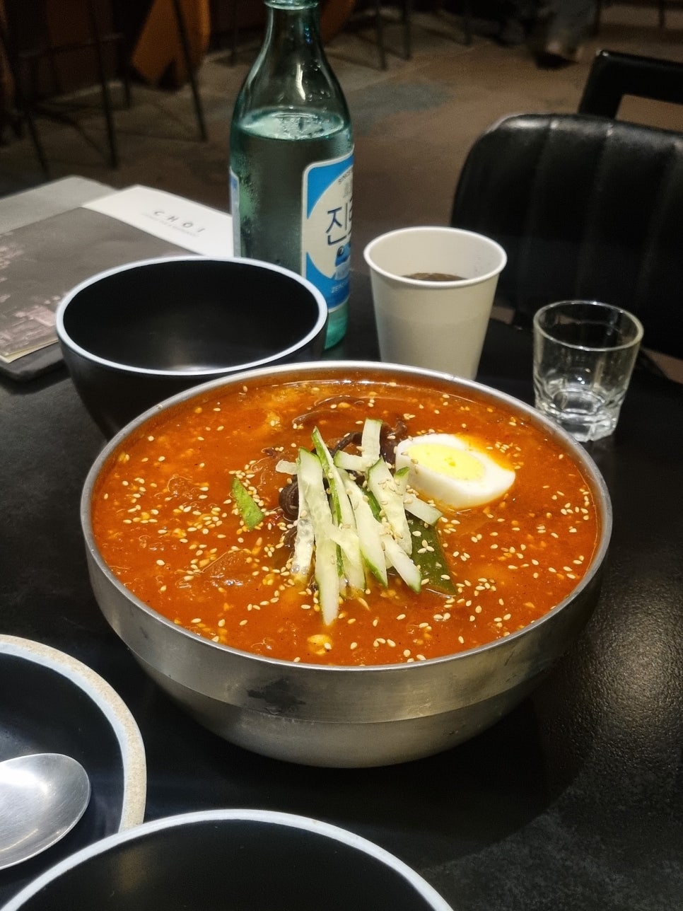 시원한 국물과 푸짐한 재료가 특징인 냉짬뽕