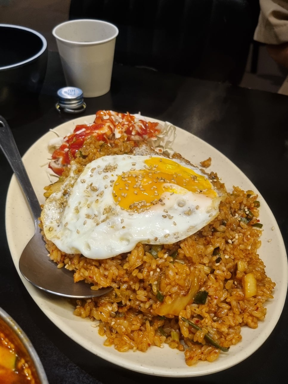 계란이 올려진 노른자가 살아 있는 김치볶음밥