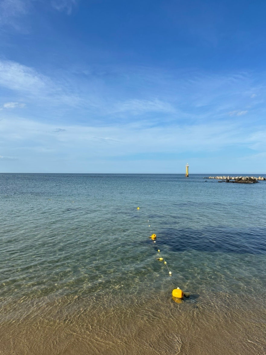 포차 바로 앞, 어달해변의 맑은 바닷물. 파도 소리를 들으며 자리를 잡기 좋은 이유입니다.