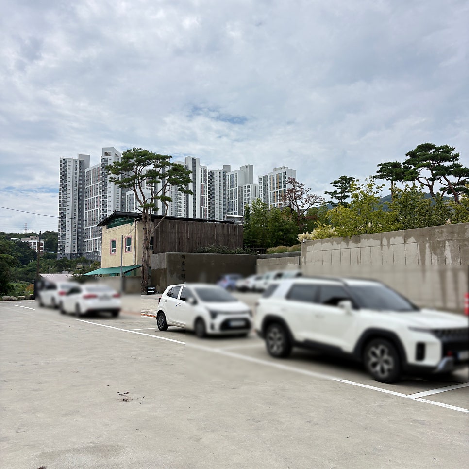 이소고택 앞 넓은 주차 공간
