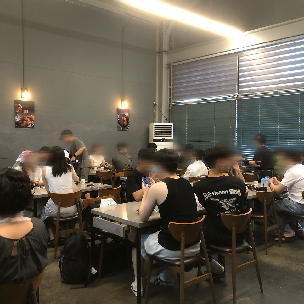 가게 내부 전경. 손님들이 식사 중인 모습이 보입니다.