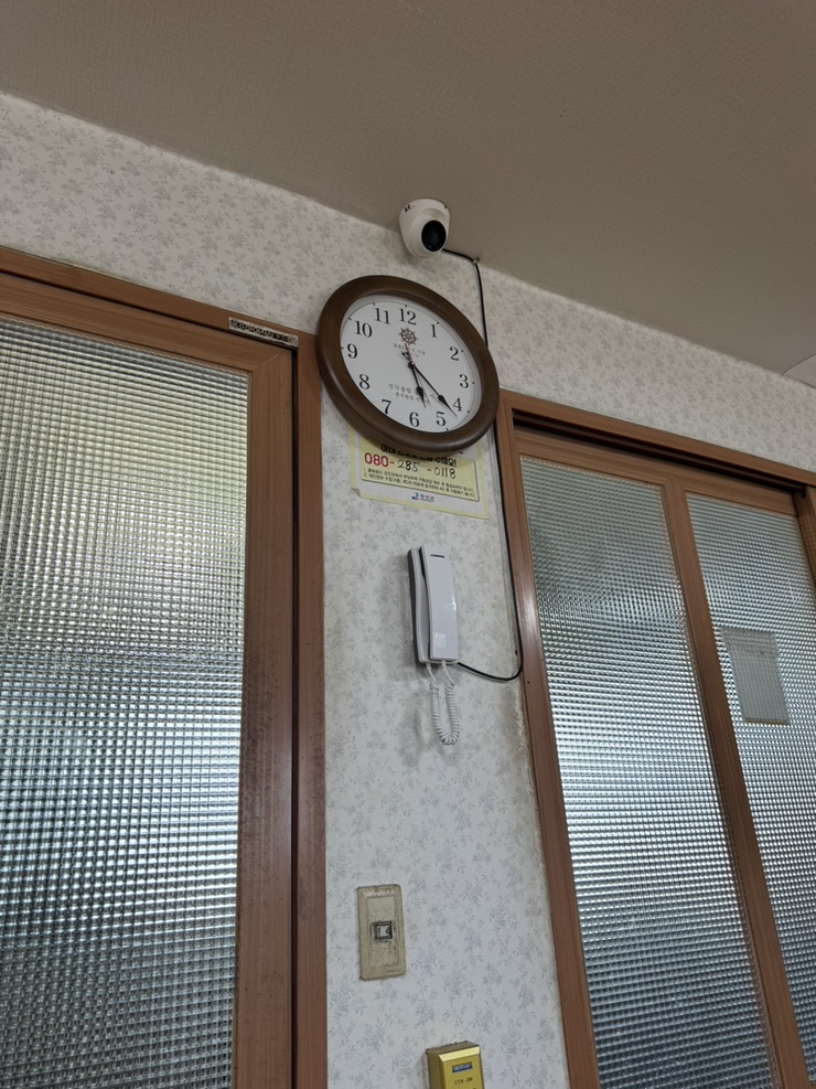 인터폰과 벽시계. 소박하고 정겨운 노포 분위기가 느껴집니다.