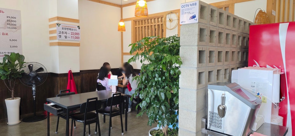 깔끔하고 밝은 매장 내부. 창문이 크고 환기가 잘 됩니다.