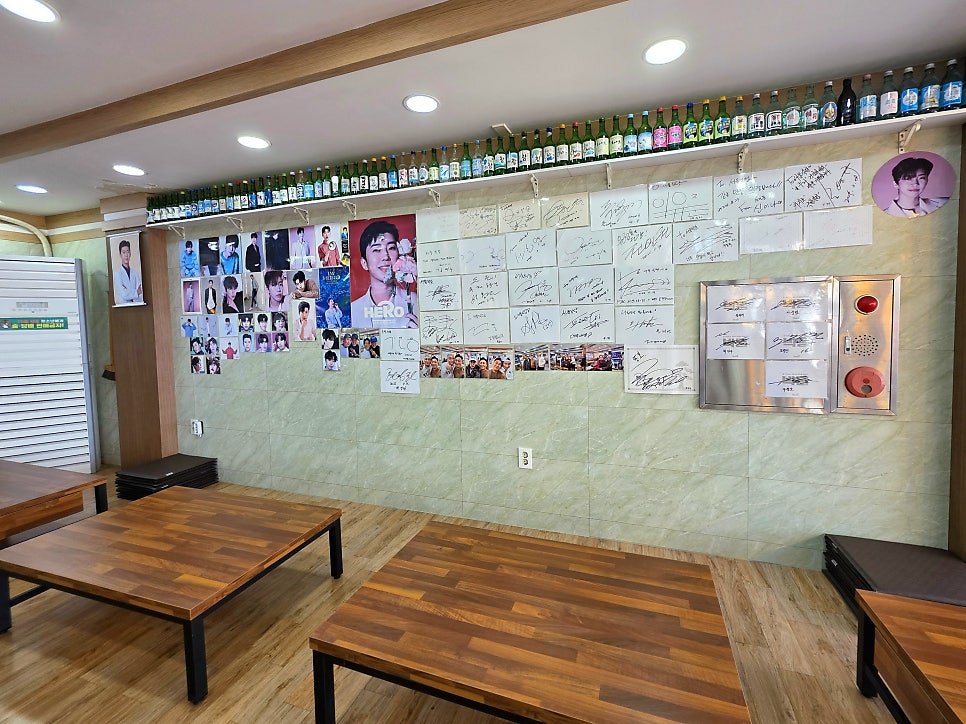 벽 한쪽을 채운 방문객들의 사인과 사진. 오랜 세월 꾸준히 찾아온 손님이 많았다는 걸 보여줍니다.