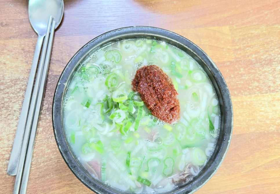 다른 각도에서 본 소머리국밥. 대파와 양념장이 듬뿍 올라가 있습니다.