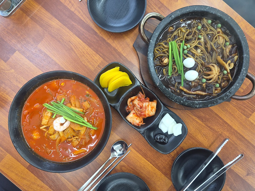 강릉 중앙시장 홍짬뽕, 자가제면 짬뽕과 돌판 짜장