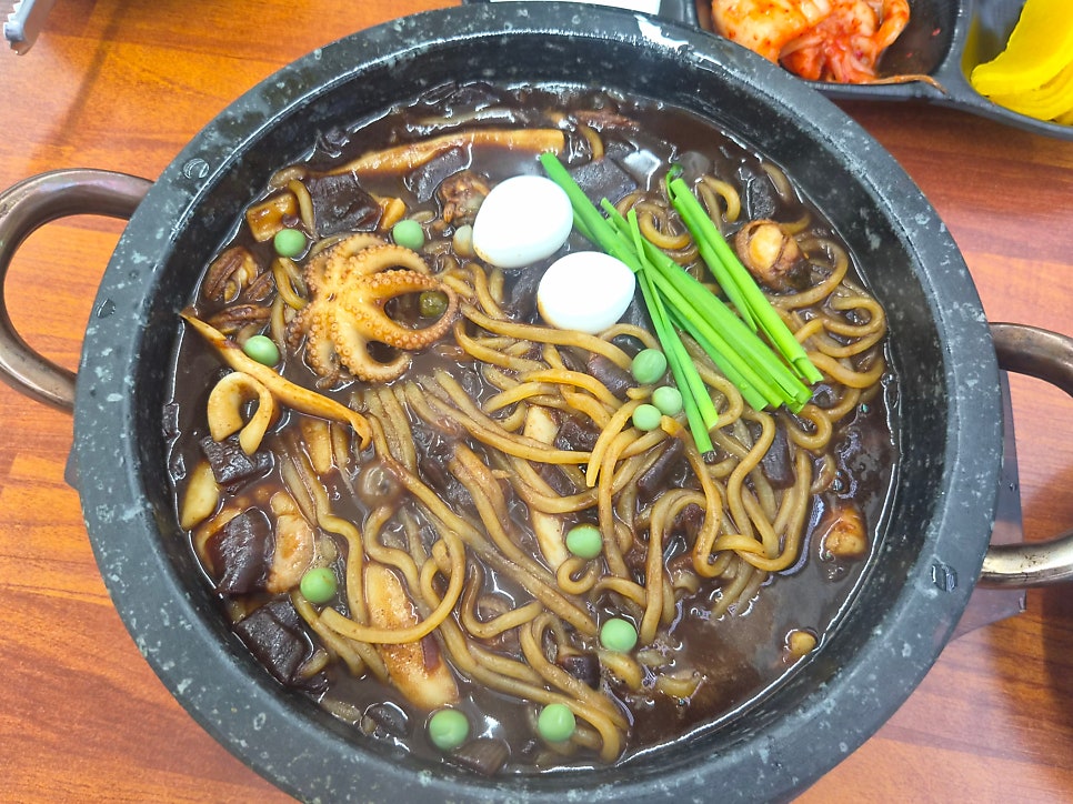 돌판 위의 직화 볶음 짜장. 밥 아래층이 누릇게 구워지는 맛이 특징