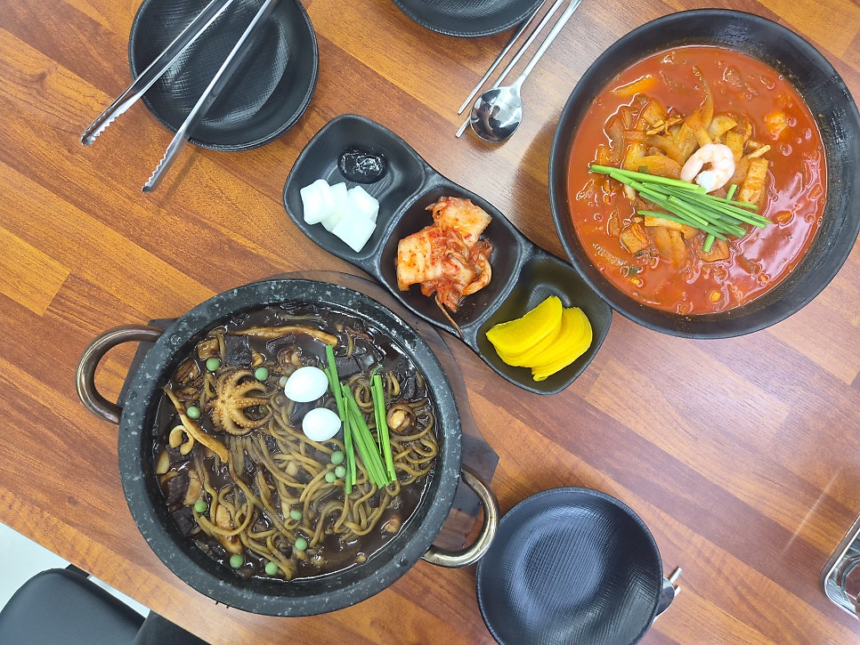 테이블 세팅. 짬뽕과 짜장을 함께 나눠 먹는 즐거움