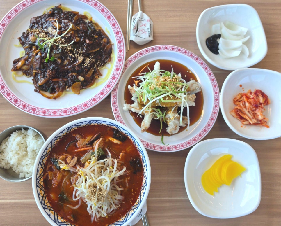 장사부의 시그니처 메뉴들. 탕수육, 자장반자장, 수제만두가 한 자리에 모였습니다.