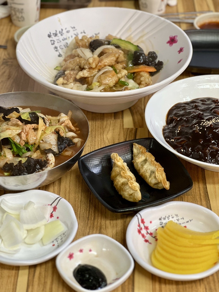 탕수육, 짬뽕, 간짜장, 군만두까지 한 상 가득 차려진 모습