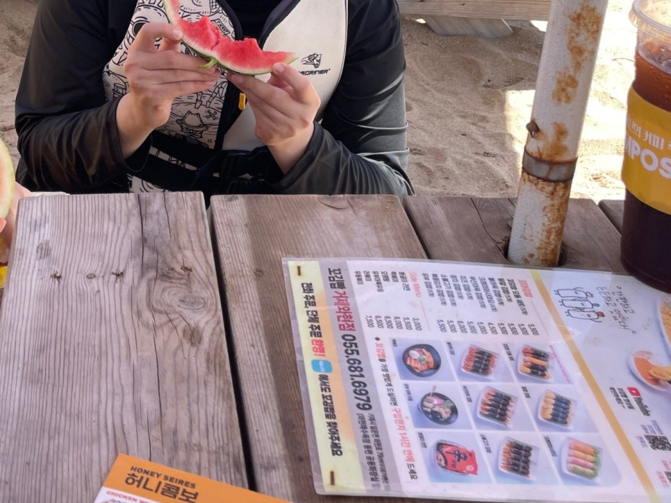 해변 테이블에 놓인 메뉴 팜플렛. 물놀이 중 발견하고 주문했다는 후기입니다.