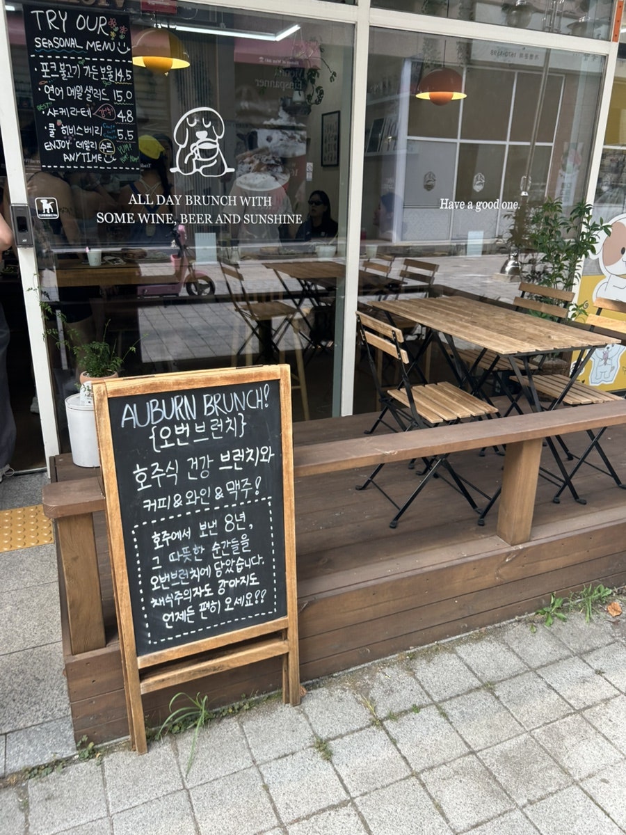 오번브런치 매장 앞 안내 칠판