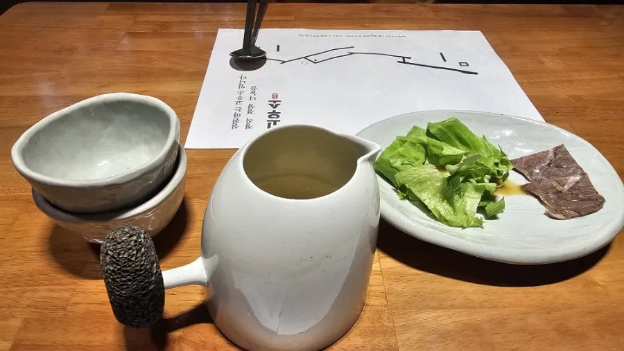 곰탕이 나오기 전 상차림. 도자기 물주전자와 상추, 편육 한 점이 먼저 놓입니다.