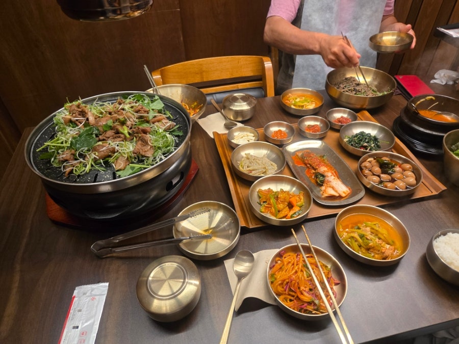 정식으로 나온 한 상. 화로에 구운 고기와 나물무침, 조림, 장아찌 등 밑반찬 10가지 안팎이 함께 나옵니다.