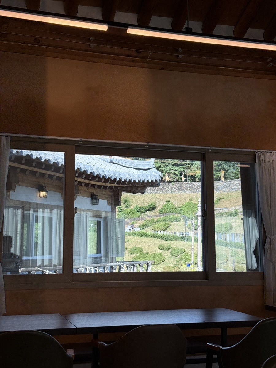 카페 내부 우드톤 분위기