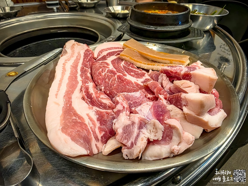 삼겹살, 두툼목살, 꼬들살, 껍데기까지 푸짐하게 올라간 백정 큰상 세트.